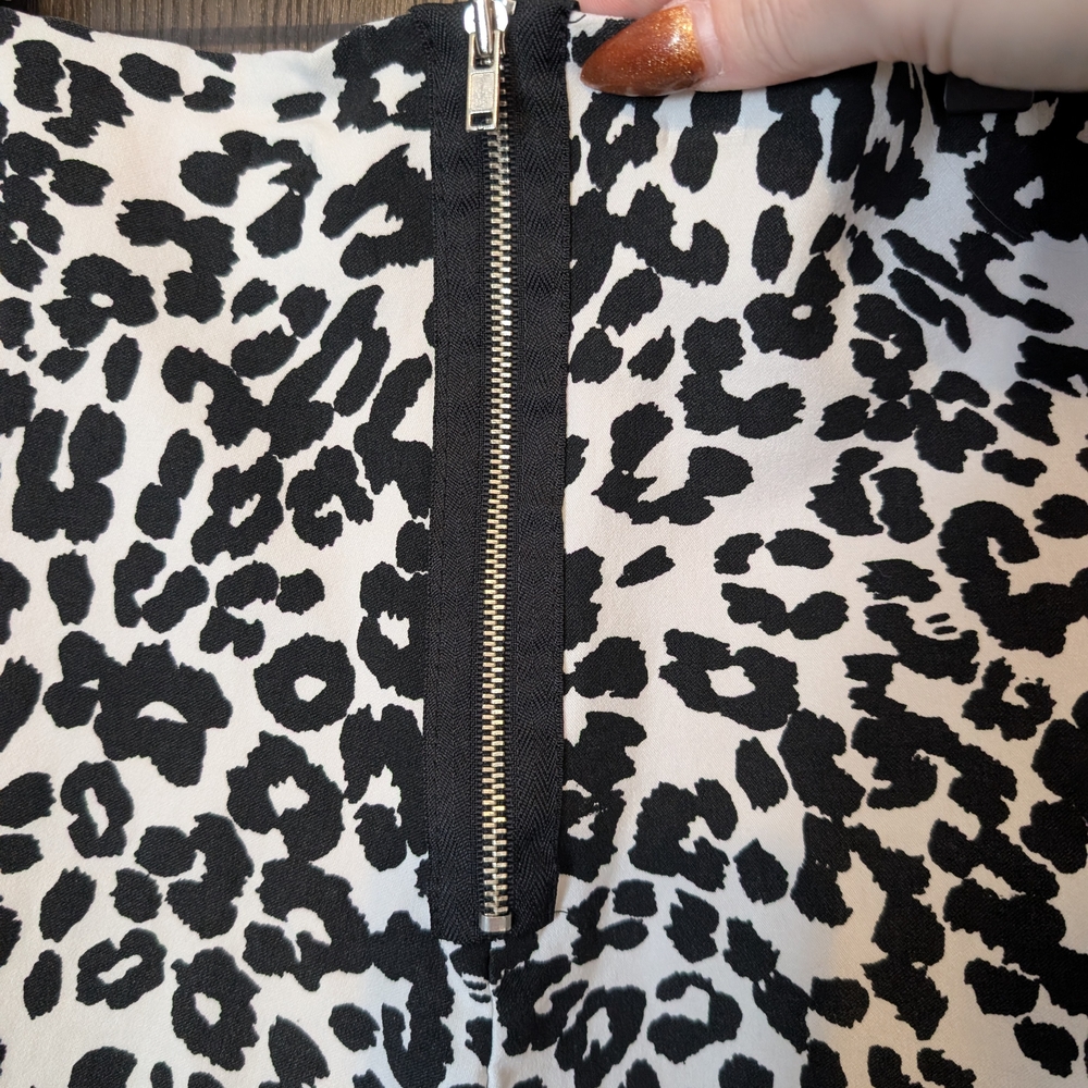 Classy Leopard Print Women's Shorts - Picture 3 of 6